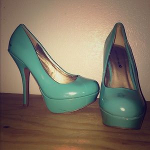 Pump in teal